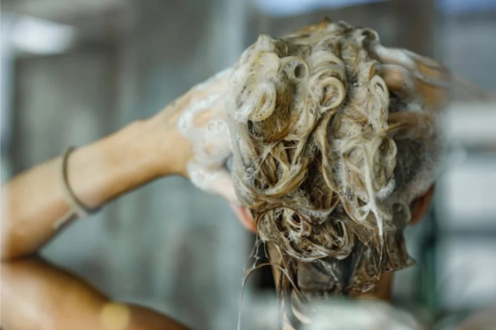 Kubeczkowa metoda mycia włosów – czym jest?