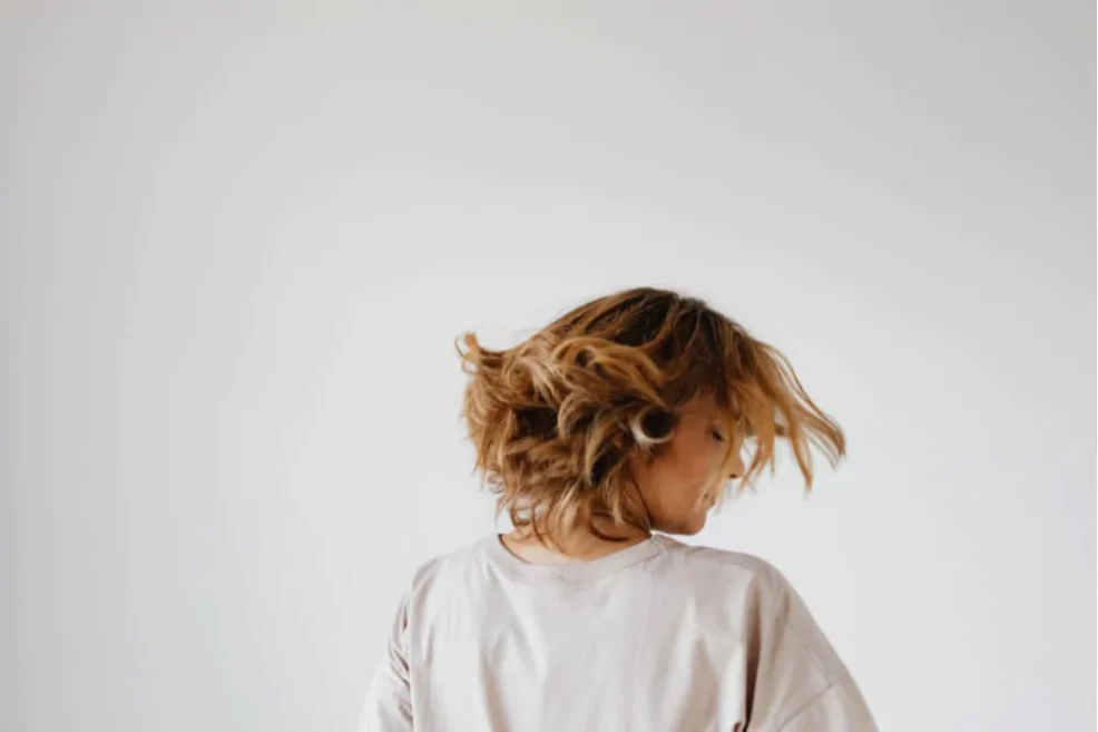 Baby hair – jak je zapuścić i jak ujarzmić?