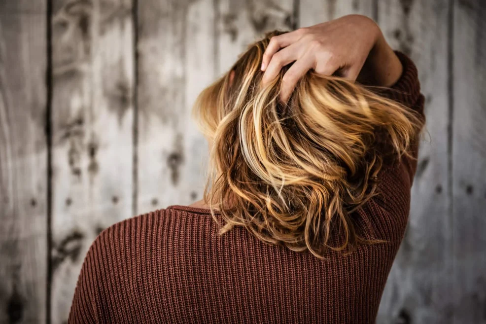 Olejowanie włosów niskoporowatych – czym jest i jak olejować niskopory?
