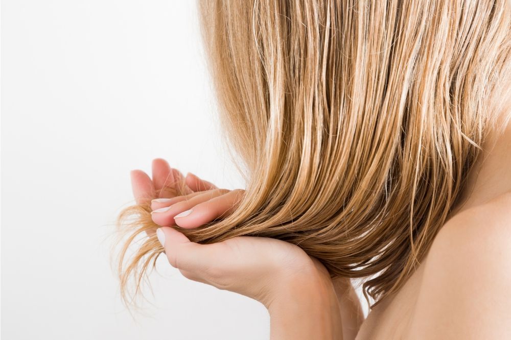 Czym nawilżyć włosy? – sposoby i porady