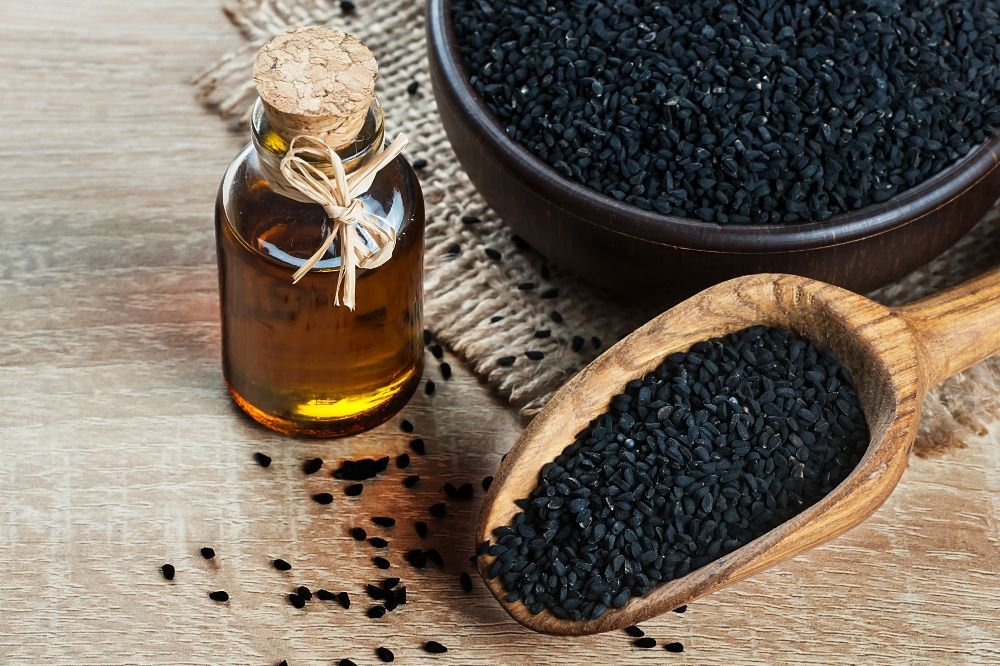 Olej z czarnuszki na włosy – co daje i jak stosować?