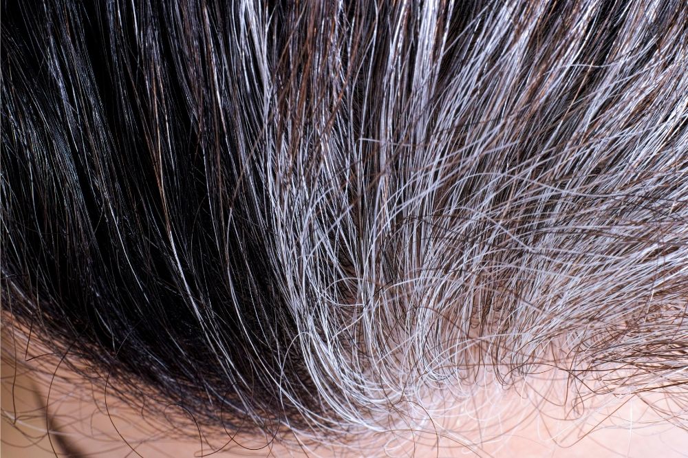 Jak ukryć siwiznę? Domowe sposoby na siwienie włosów