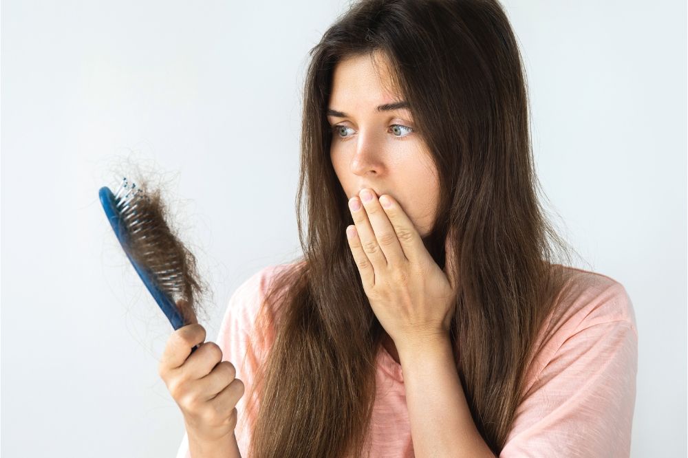 Wypadanie włosów na jesień – jak temu zapobiec?