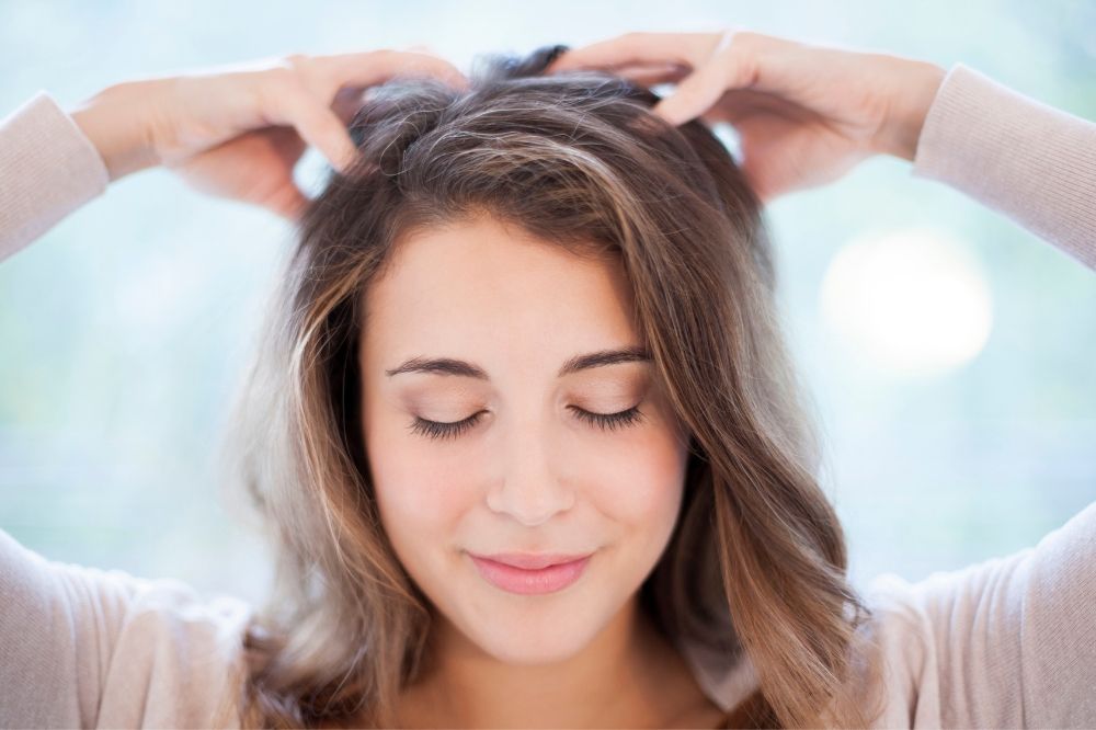 Masaż skóry głowy – jak wykonać i jak wpływa na porost włosów?