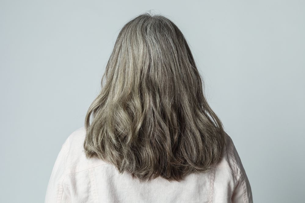 Refleksy na siwe włosy – czy warto?