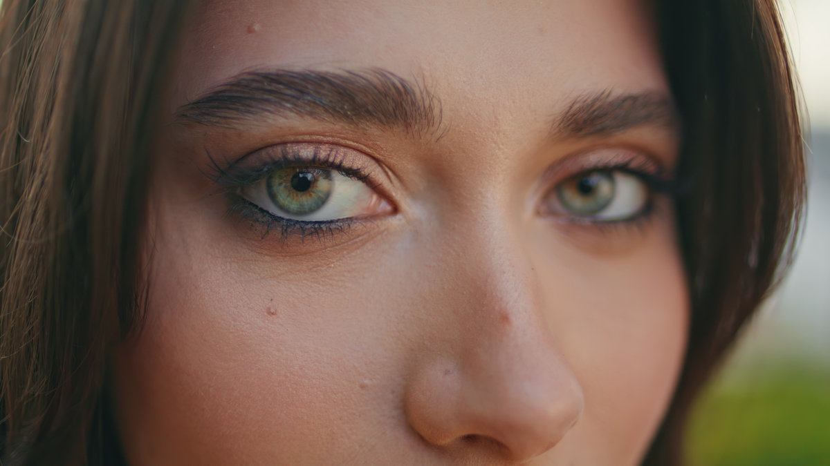 Jaki kolor włosów pasuje do zielonych oczu?