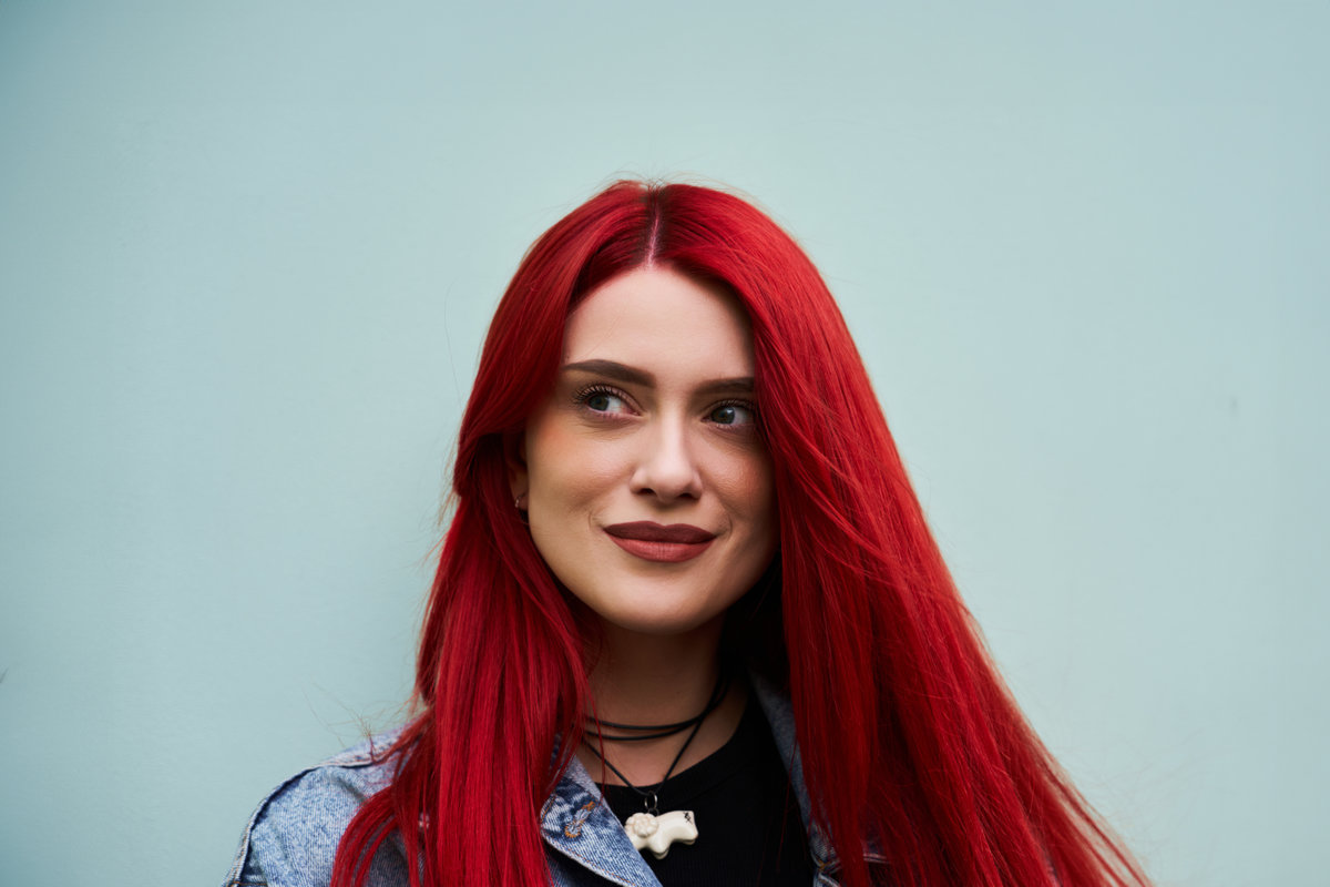 Czerwone włosy – komu pasują i jak dbać o ich intensywność?