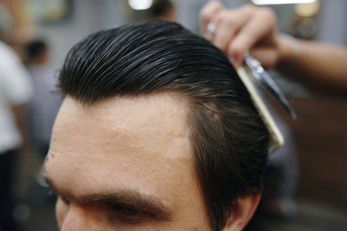 Slick back – jak uzyskać efekt gładkich włosów, które przetrwają cały dzień?