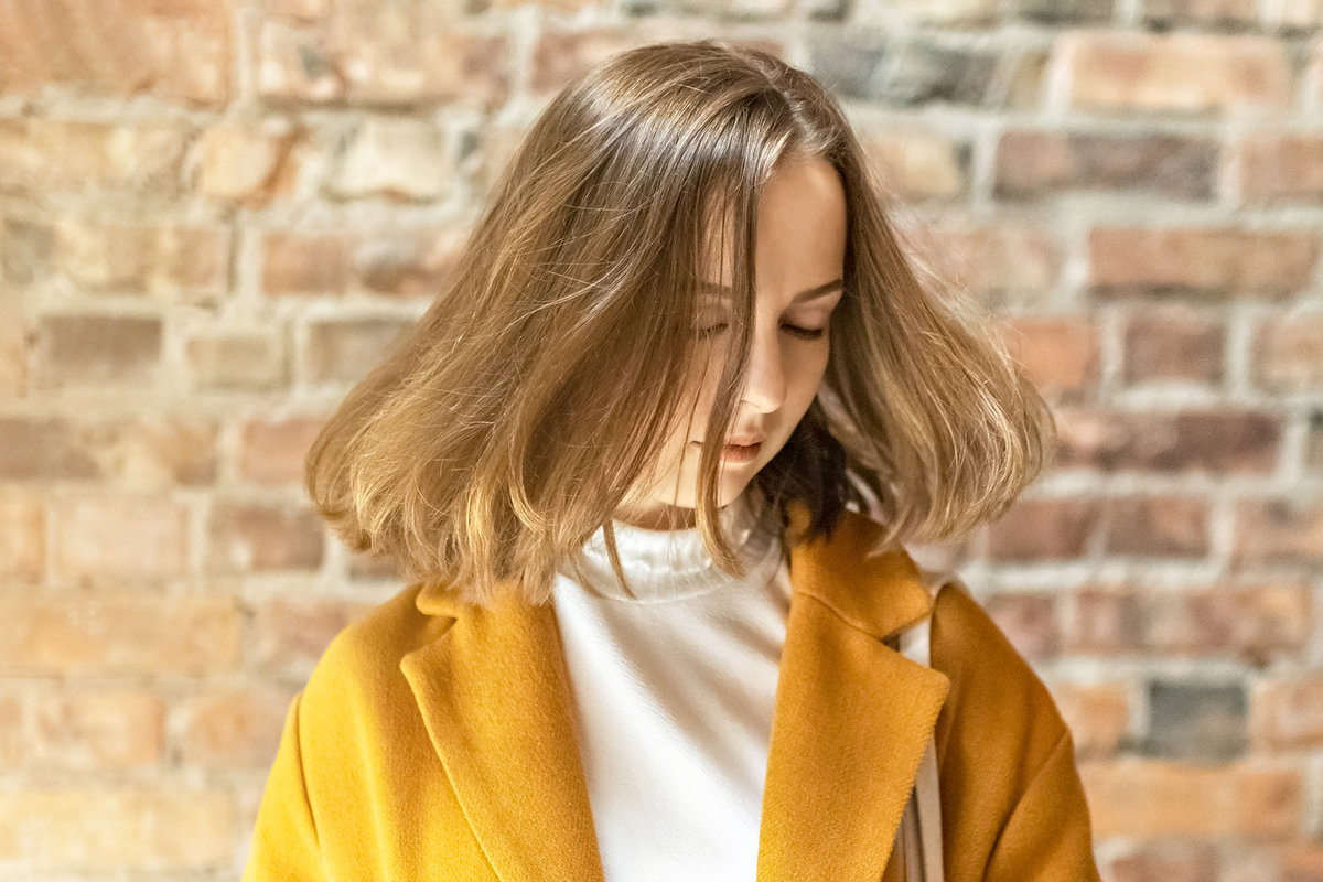 Fryzura do okrągłej twarzy – jakie cięcia optycznie wyszczuplą Twoje rysy?