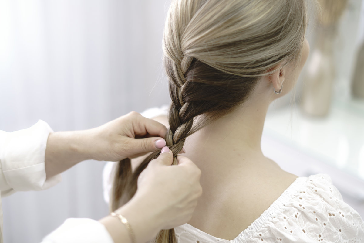 Warkocz dobierany – jak zapleść go samodzielnie krok po kroku?