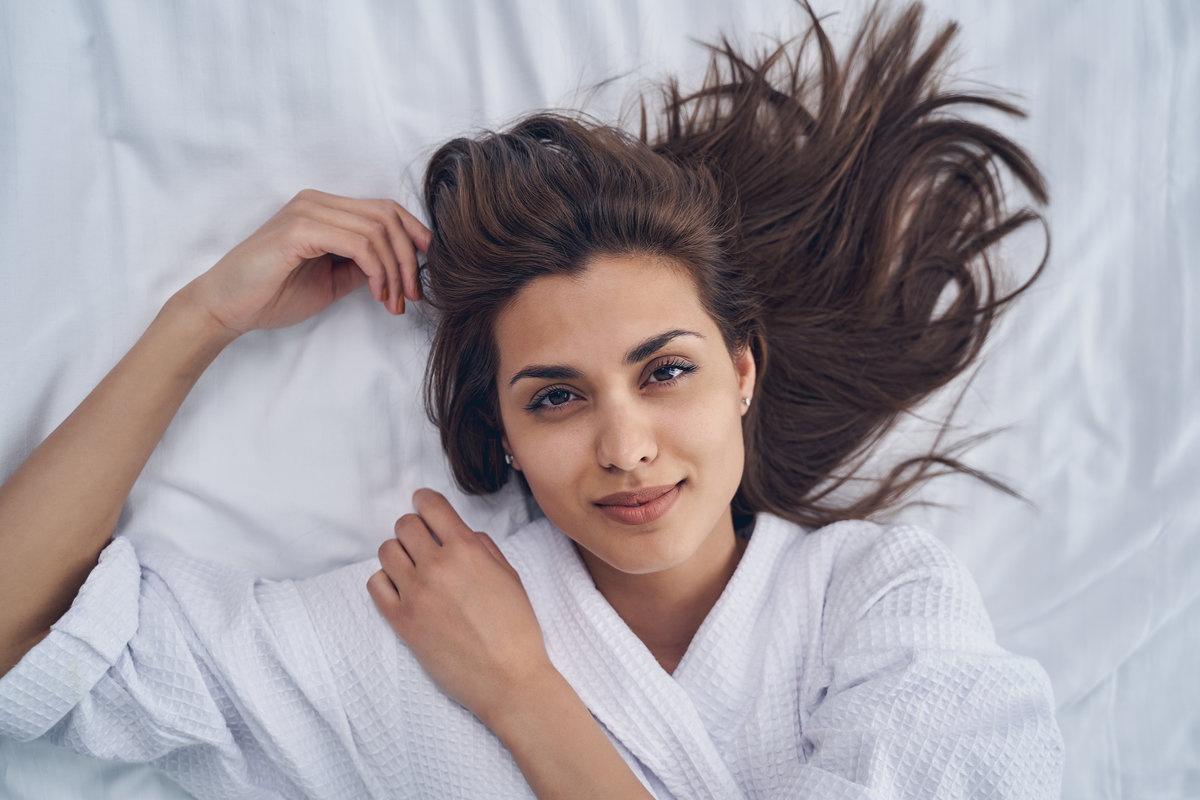 Spanie w mokrych włosach – dlaczego niszczy kosmyki i powoduje ich łamliwość?