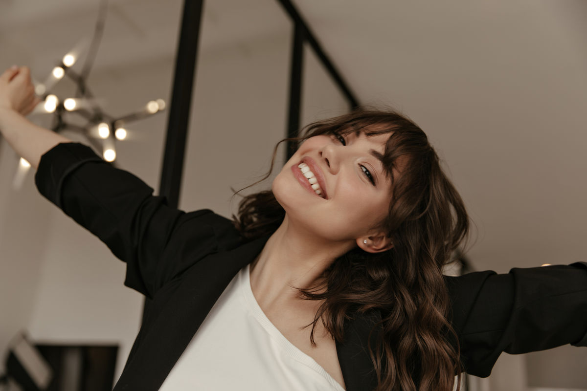 Wispy bangs – dla kogo ta lekka grzywka?