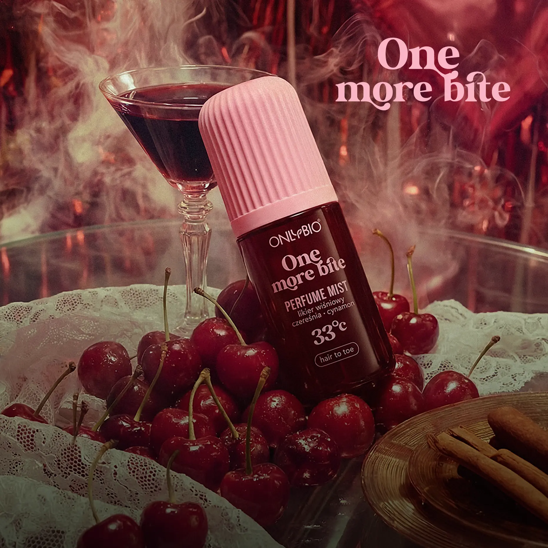 Mgiełka perfumowana ONLYBIO One More Bite wśród czereśni i kieliszka wiśniowego likieru w zmysłowej, czerwonej scenerii.