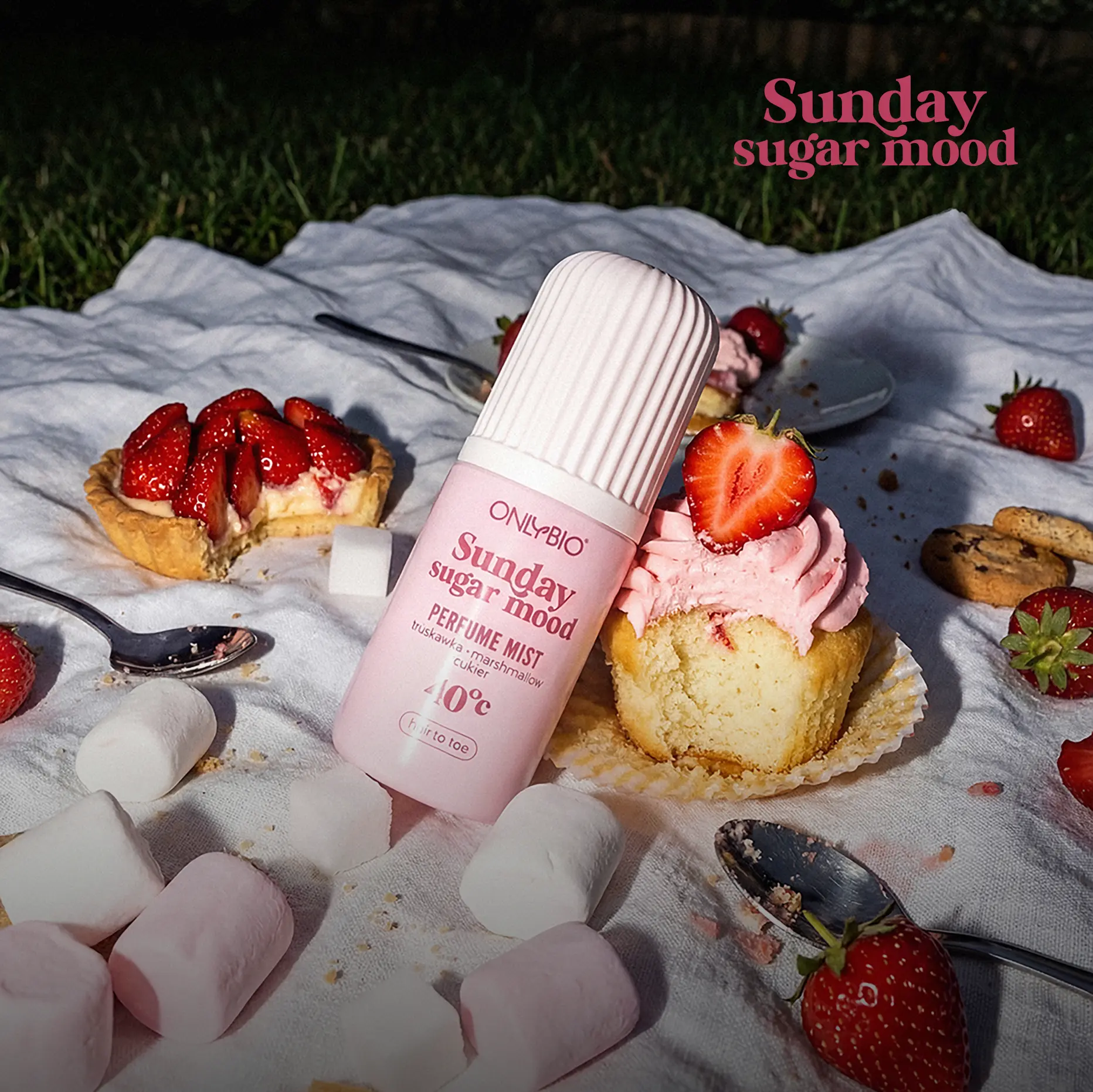 Mgiełka perfumowana ONLYBIO Sunday Sugar Mood na pikniku wśród babeczek, truskawek i pianek marshmallow.