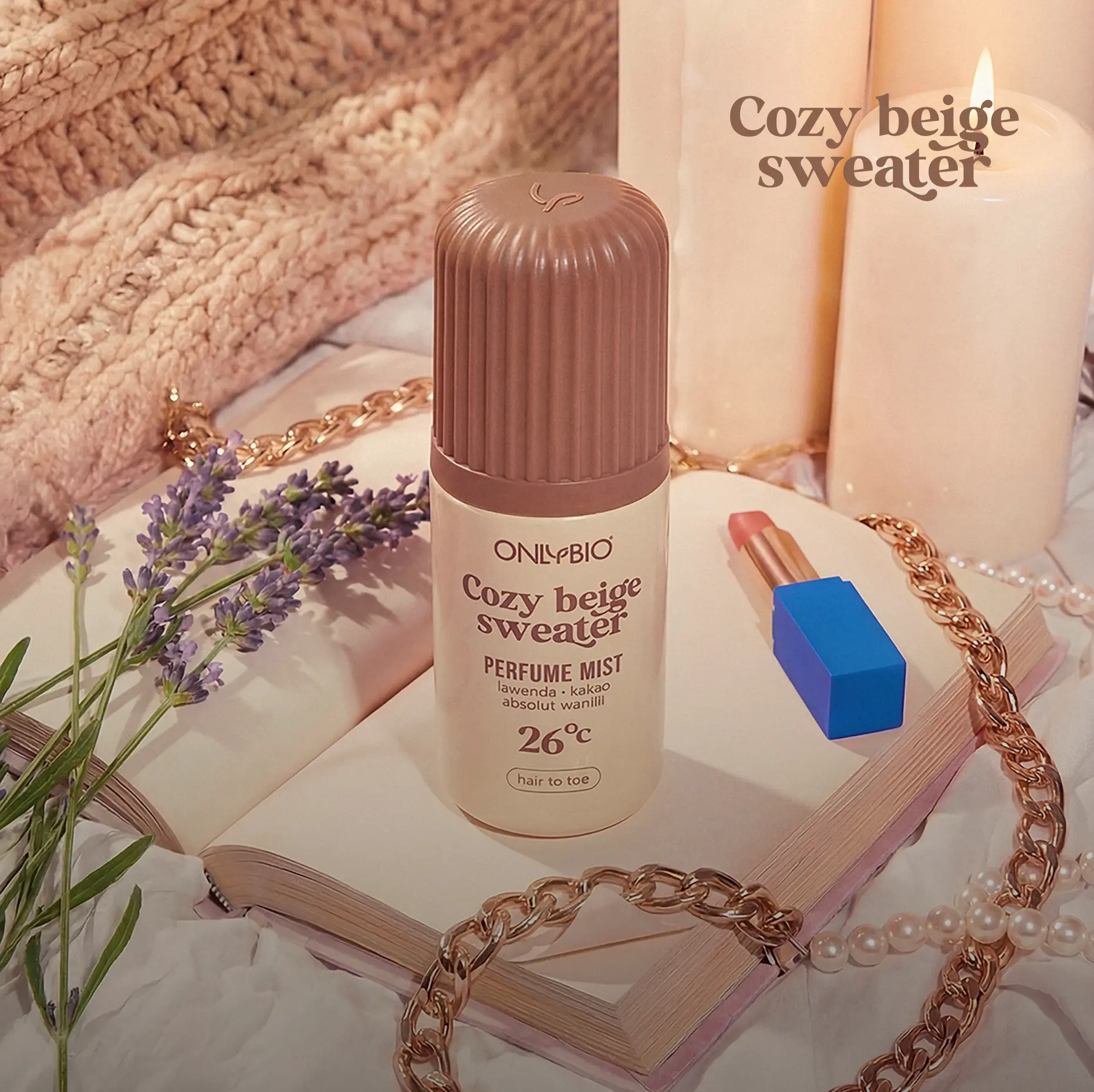 Mgiełka perfumowana ONLYBIO Cozy Beige Sweater na otwartej książce, obok lawendy, świec i biżuterii.