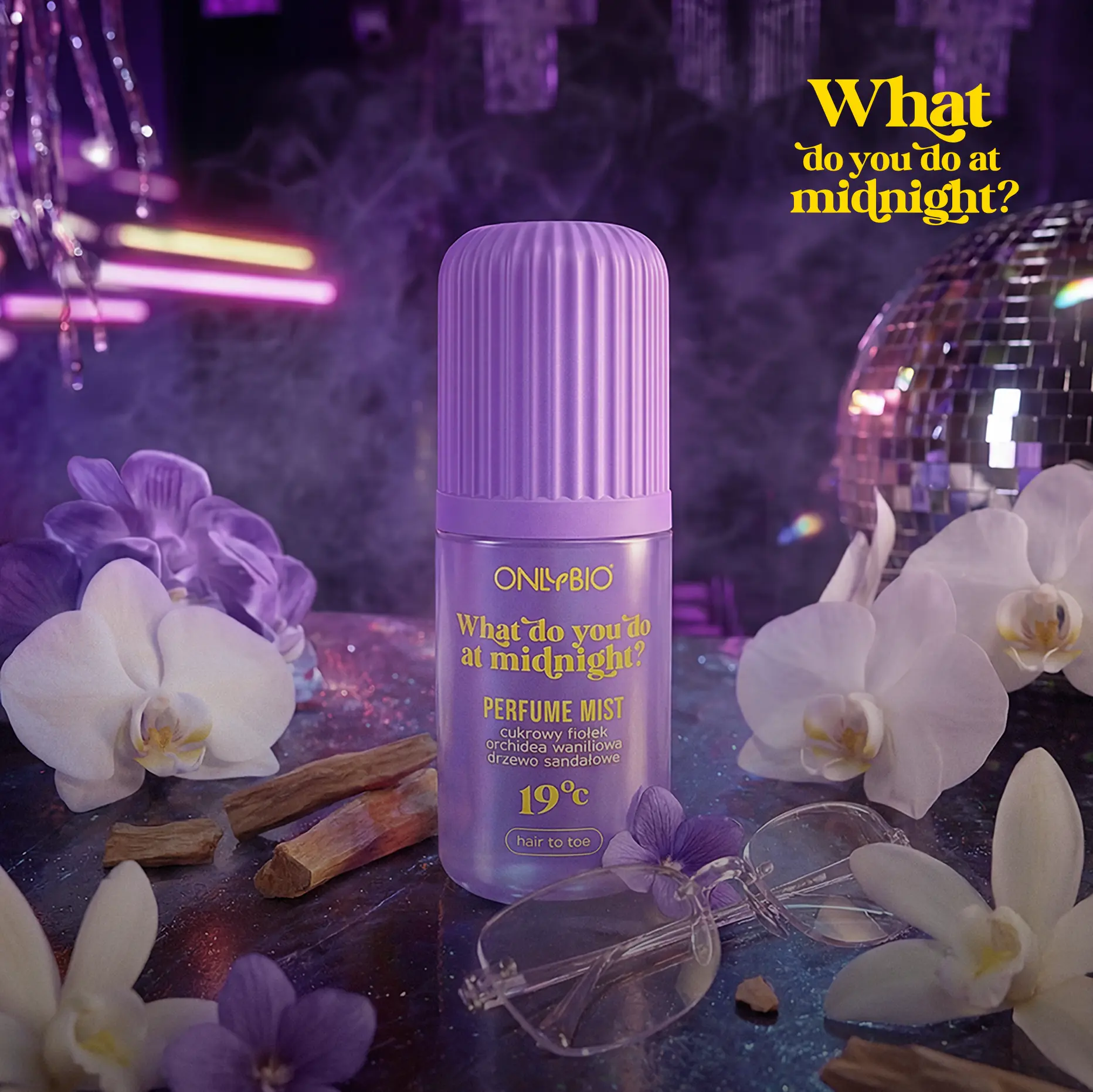 Mgiełka perfumowana ONLYBIO What Do You Do at Midnight? w klubowej scenerii wśród kwiatów, okularów i kryształowych dekoracji.