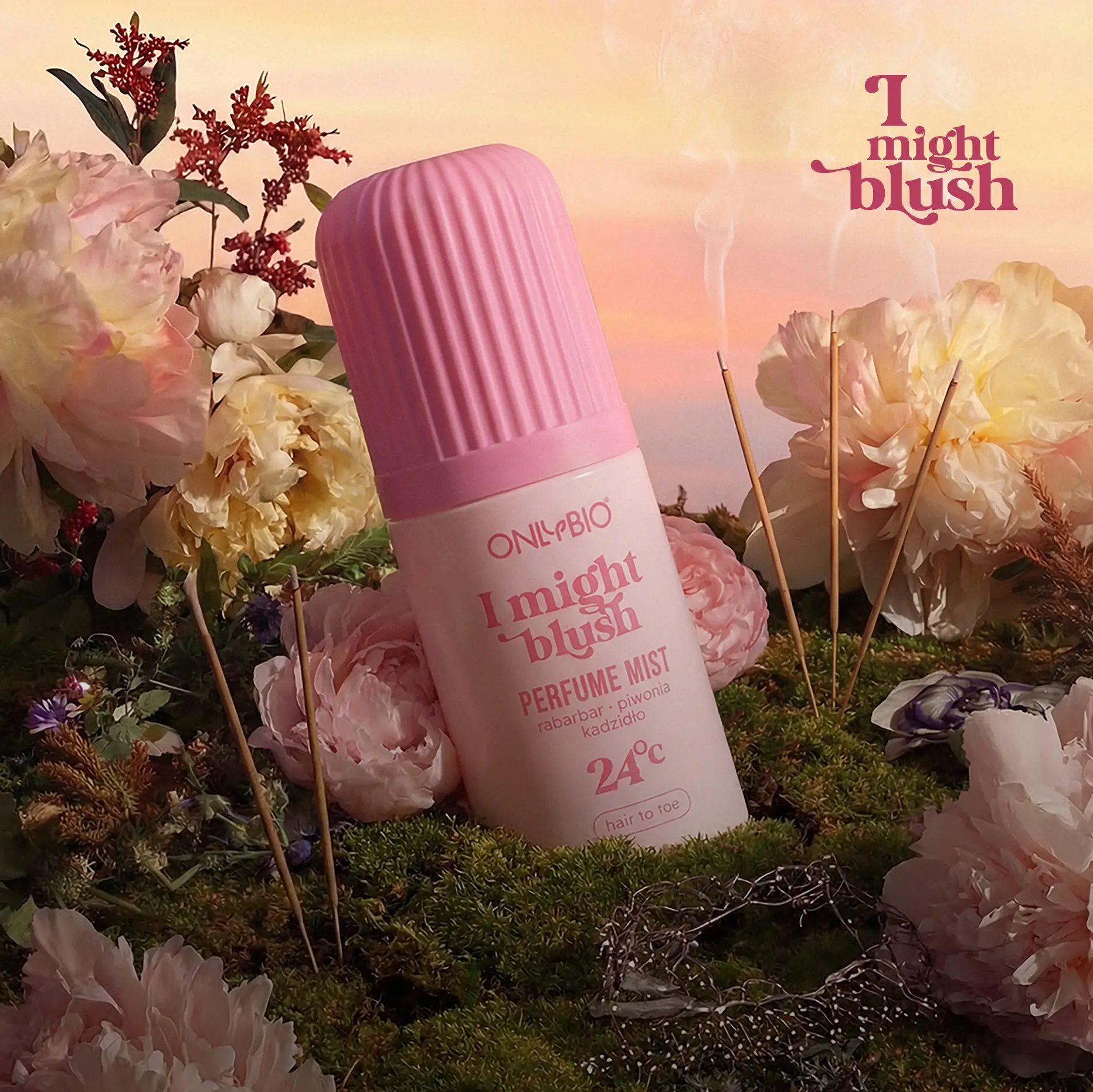 Mgiełka perfumowana ONLYBIO I Might Blush na tle pastelowego nieba, otoczona piwoniami i kadzidłami.