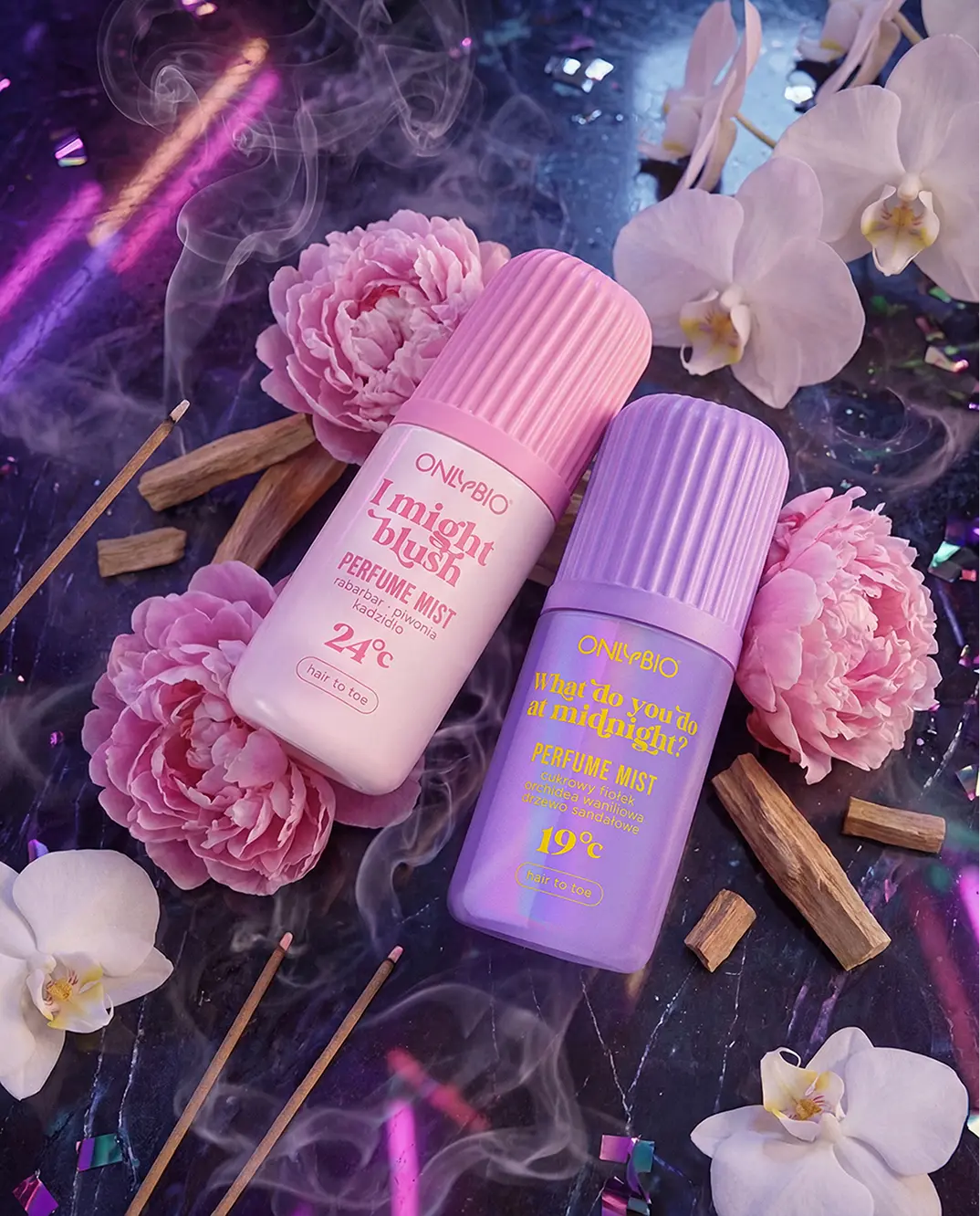 Mgiełki I Might Blush i What do you do at midnight wśród piwonii i orchidei, z dymem kadzidełek i nocnym klimatem.