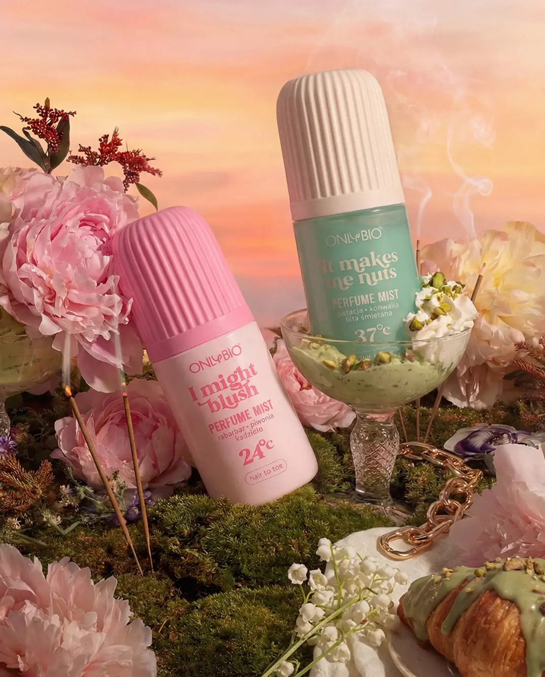 Mgiełki I Might Blush i It makes me nuts w scenerii zachodu słońca z pistacjami, kwiatami i złotymi dodatkami.