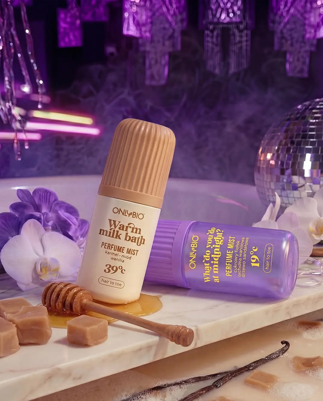 Mgiełki Warm milk bath i What do you do at midnight przy wannie z karmelem, miodem i orchideami w relaksującej nocnej aranżacji.