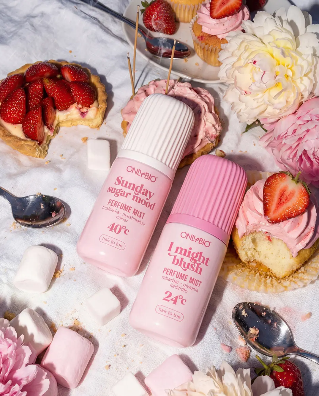 Mgiełki Sunday sugar mood i I Might Blush od OnlyBio pośród babeczek, truskawek i pianek marshmallow na piknikowym kocu.