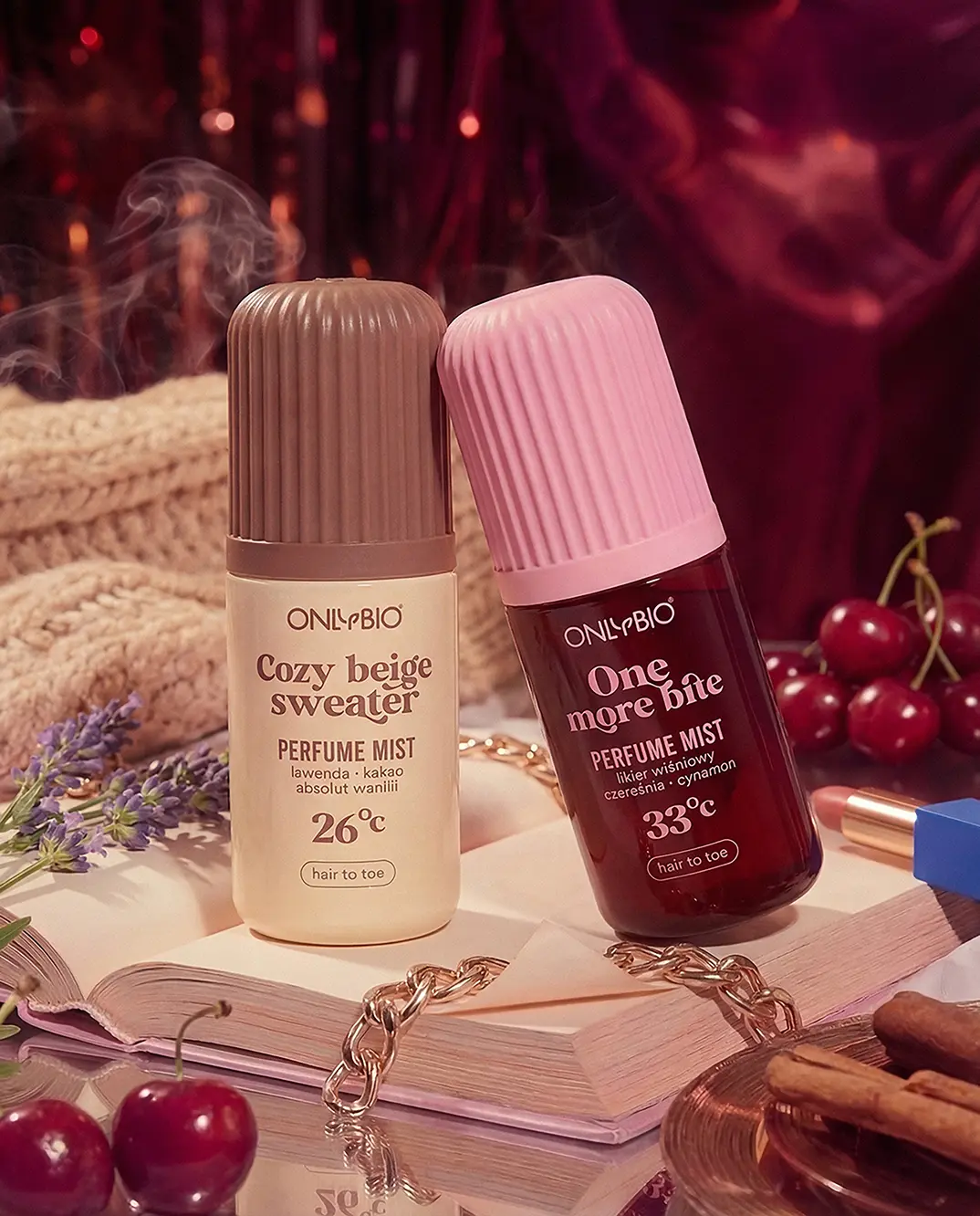 Mgiełki Cozy beige sweater i One more bite od OnlyBio z wiśniami, cynamonem i świecami w przytulnym jesiennym otoczeniu.