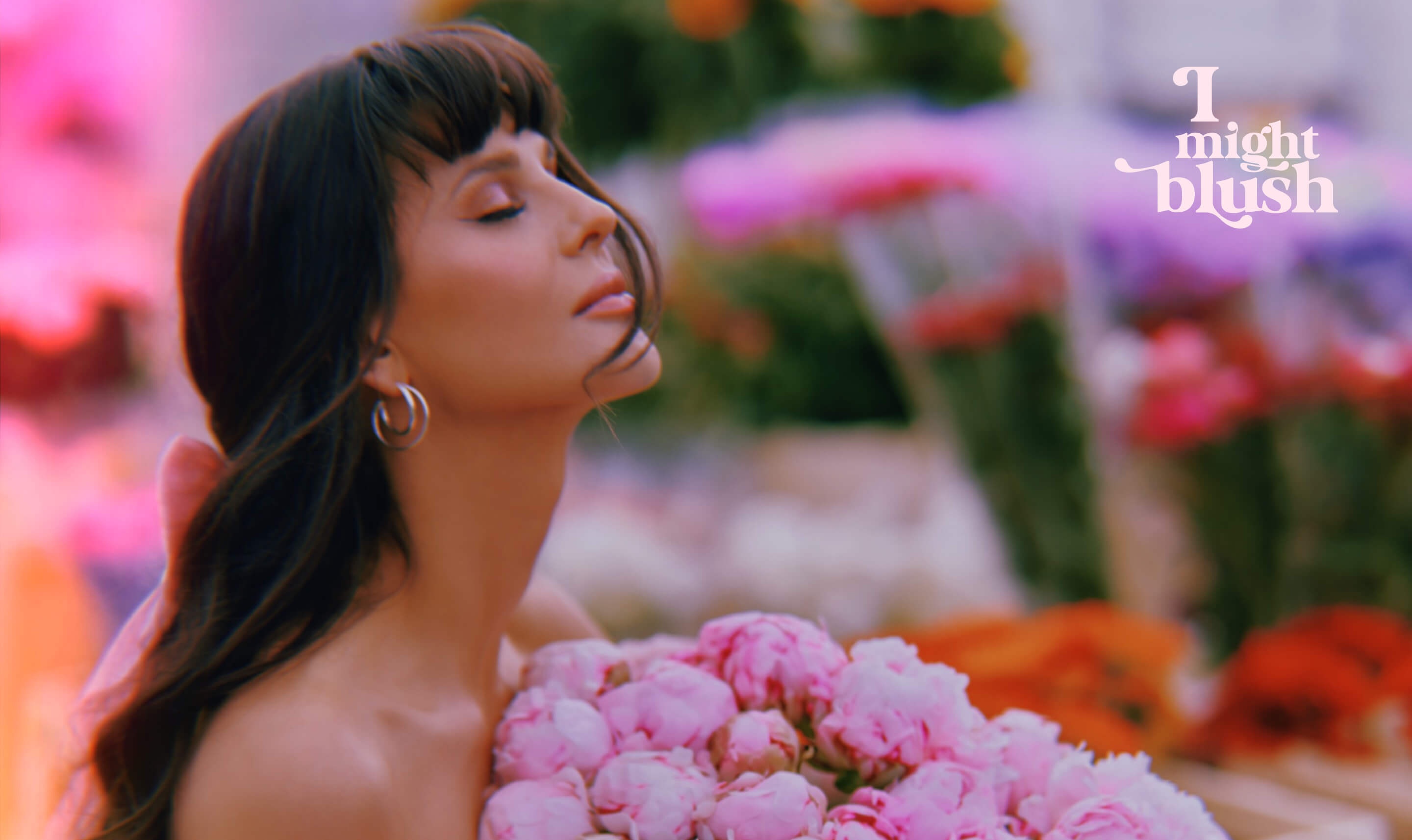 Modelka w otoczeniu odzwierciedlającym klimat zapachu mgiełki perfumowanej OnlyBio


