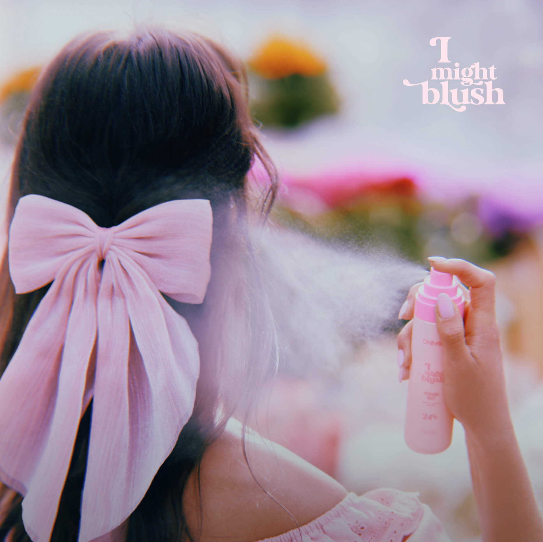 Modelka w otoczeniu odzwierciedlającym klimat zapachu mgiełki perfumowanej OnlyBio


